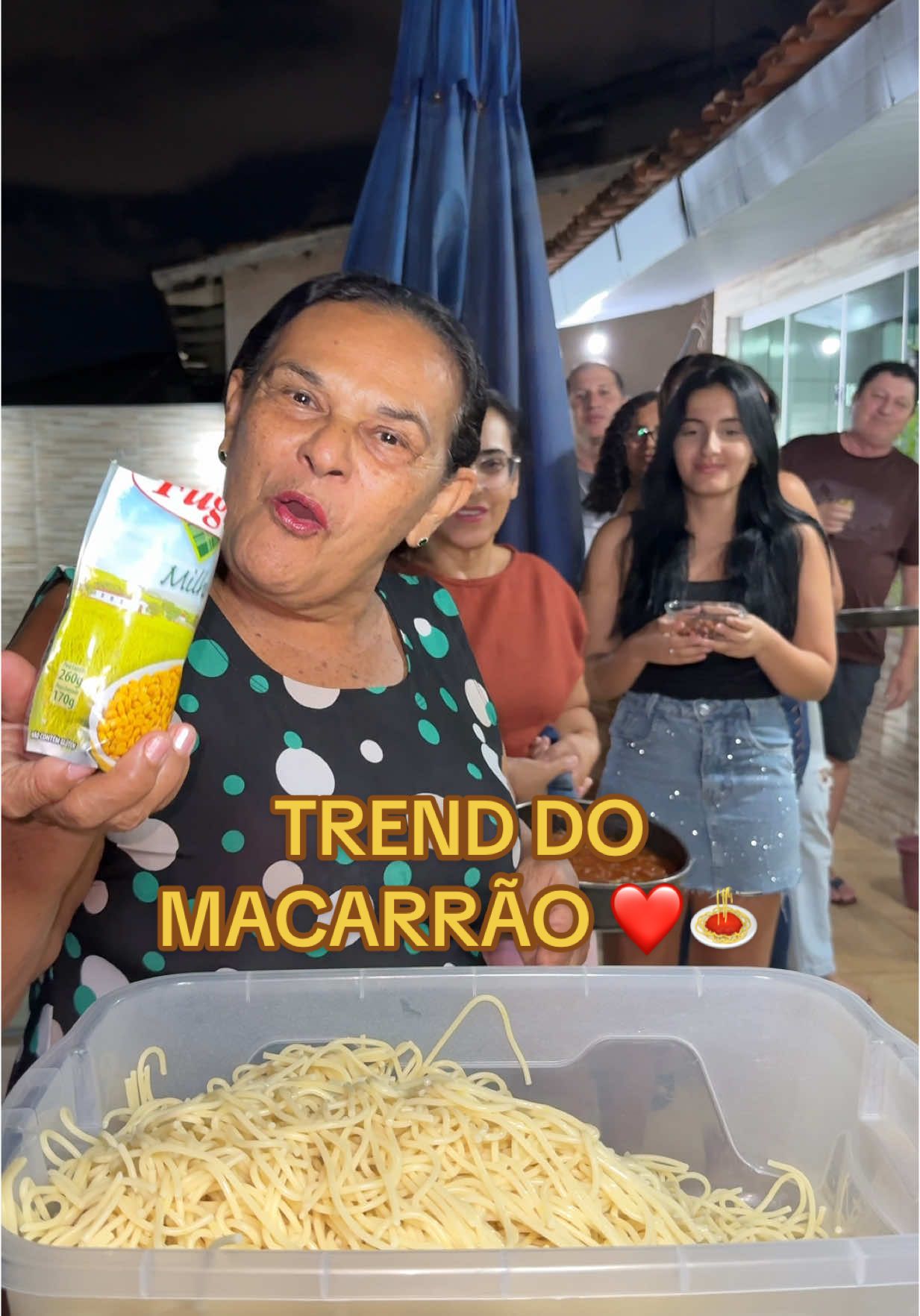 Trend do macarrão com a família da minha namorada 🍝❤️ #macarrao #comida #trendingvideo #humor #fyp 