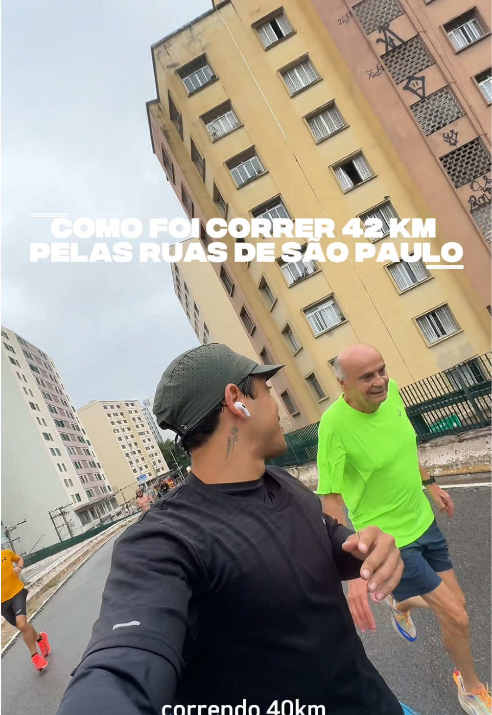Indo correr 42km, Eu com Gel - LIQUIDZ, e o @carvalho_vaan 2 bananas e um sonho de virar maratonista 🏃🏻🏃🏻 - - - - - - - - - #run #runner #runnig #corrida #corredor #corredores #nike #nikerunclub #maratona #42km #corracomigo 