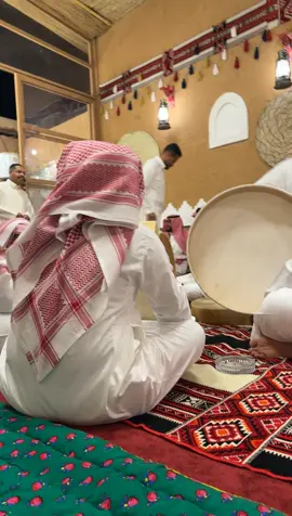 باديٍ في طويل الصملي  من ضحى لين مال ظلالها  اثر حب الموده يجرحي جرح سيل البطاحي جالها يارميدان صيدك جفّلي  يذبح الناس قبل أجالها ياغزال دقيق المذبحي قديم الريم عقب إجفالها  بنت شوقك بعيدٍ منتحي  انتحت به ثقيل . جمالها ياعشيري ترانا نستحي  والمواجيب عطنا فالها #سامر_ثقيل