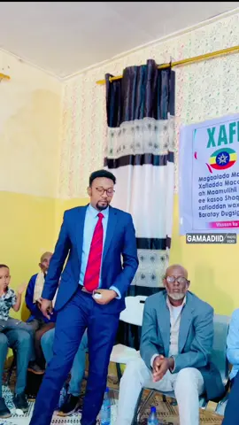 Waxaan ka qeyb galay xaflad maamuus iyo mahadcelin ah oo aan u qabanay macalinkaygii ugu horreeyay ee gacanta iigu qabtay qalinka is aan wax uqoro– macalin Abdisalaan Haybe. Xafladdan waxay ahayd mid si gaar ah loo agaasimay oo lagu muujinayay sharfidda, qadarinya iyo mahadnaq aan u hayno doorkii qiimaha lahaa ee uu macalinku ka qaatay nolosheena aqooneed. Macalin Abdisalaan Haybe wuxuu ahaa qofkii ugu horreeyay ee i baray sida loo qabsado qalinka, waxna loo qoro. Wuxuu lahaa dulqaad, daryeel, iyo hanuunin joogto ah oo ilaa maanta aniga iyo arday badan oo kale aan ku faaneyno. Ma ahan wax sahlan in la hilmaamo qof noloshaada wax ka beddelay – qof kaa dhigay qof maanta dadka wax u sheegi kara, qoraal wax ku gudbin kara, kalsooni ku qaba aqoonta uu helay. Sidaas darteed, waxaan u arkay inay muhiim tahay in aan muujiyo mahadnaqii uu mudnaa. Mahadsanid macalin – Alle ha kaa abaal mariyo dadaalkaagii iyo hagistii aad na siisay.   #videoviral #foryoupage #somalia 