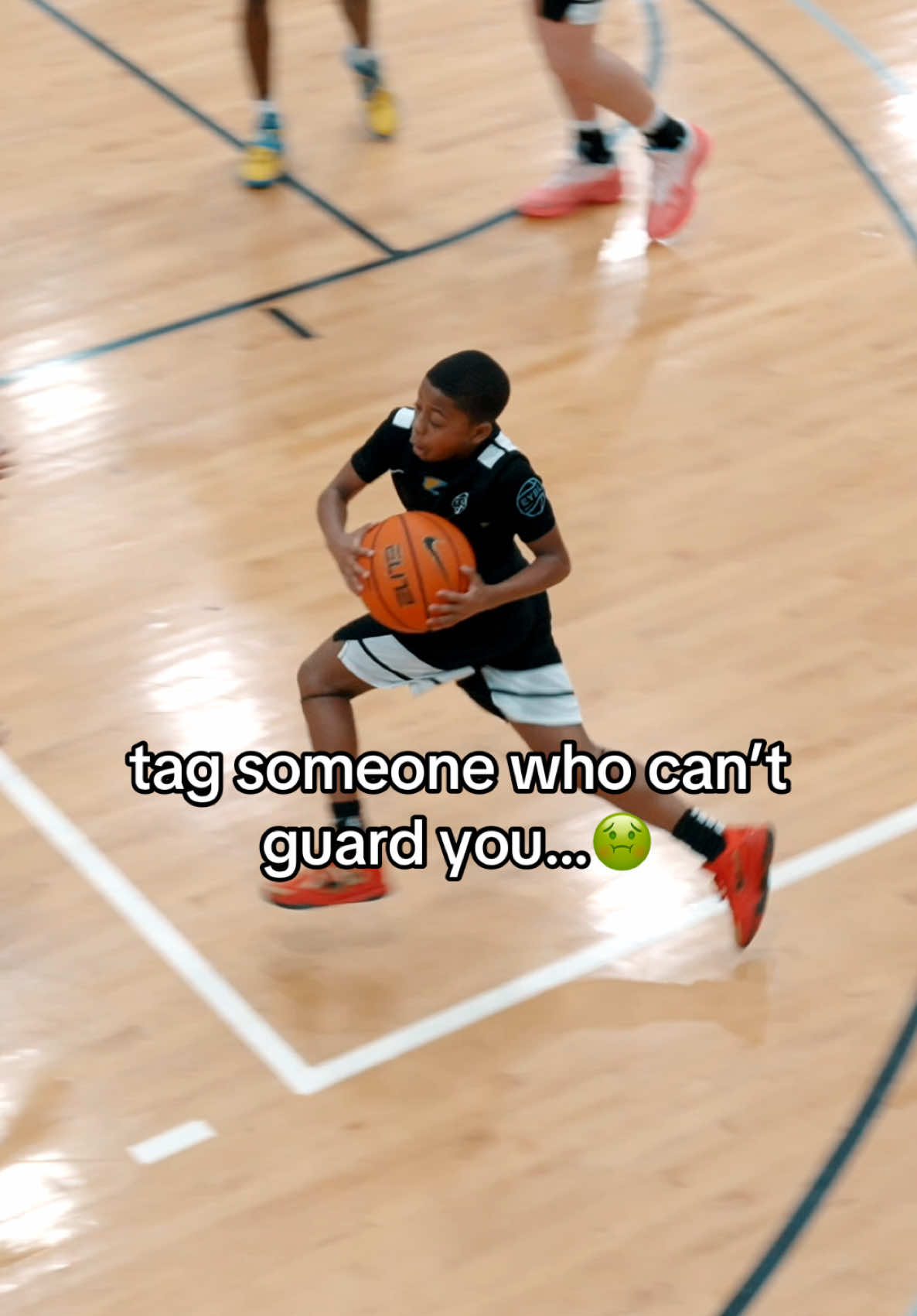 Tag someone who can’t guard you…😳🔥 #fyp #aau #8thgrade 