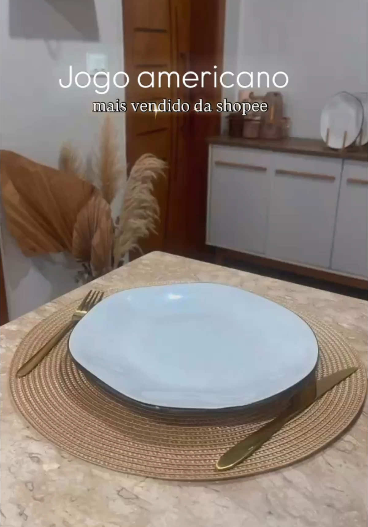 Kit com 4 unidades , paguei R$29,90 além de lindo é super fácil de limpar  ✅Detalhes :do produto  -Tamanho:38x38 -Composição: polipropileno  Se quiser o link comente (quero)  #jogoamericano #shopee #decorandocomshopee 