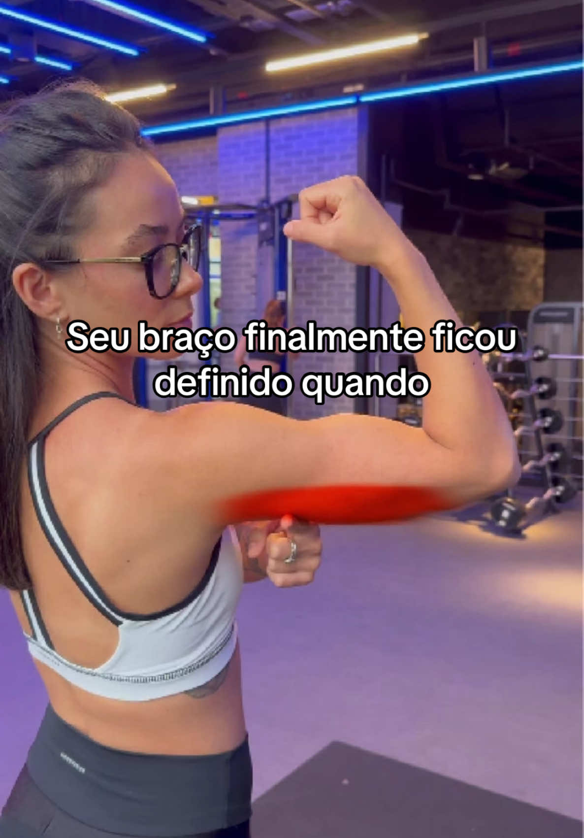 Pra você definir o músculo do tchauzinho precisa focar em tríceps o músculo alvo e por isso passei um treino só de triceps pra você fazer com cargas ! A ideia é realizar um na sequência do outro e deixar seus braços literalmente fritarem 🔥💪🏽 #dicadetreino #exerciciofisico #treinofeminino #musculação #menopausa #workout #emagrecimento #triceps 