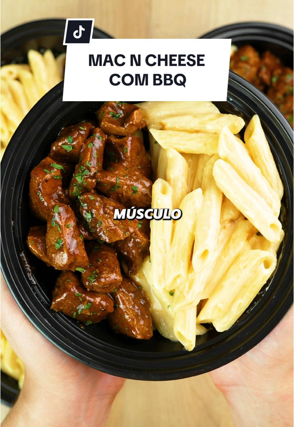 Mac & Cheese com BBQ PROTEÍNA 1200g filé mignon suíno OU peito de frango cru 1 colher de chá (2g) pimenta-do-reino 4 colheres de chá (8g) páprica defumada 4 colheres de chá (16g) sal marinho moído 1 colher de chá (4g) azeite de oliva 30g mel 120g molho BBQ 1 colher de sopa (15g) sriracha OU molho de pimenta de escolha a gosto MACARRÃO 500g macarrão cru 1 xícara (240g) leite desnatado 1 colher de sopa (12g) amido de milho 1 dente de alho ralado (4g) 1 pitada de noz moscada 1/2 xícara (120g) requeijão light 1/2 xícara (50g) parmesão ralado Sal e pimenta a gosto MASSA 1. Cozinhe o macarrão colocando ele numa panela com sal e água suficiente para cobrir ele apenas, conte o tempo da embalagem menos 3 minutos após ferver. 2. Adicione no macarrão quente o leite diluído no amido de milho, o requeijão, alho ralado, noz moscada, sal e pimenta. Ferva em fogo baixo mexendo sempre por 2 minutos. 3. Adicione o parmesão ralado e misture bem fora do fogo ou em fogo bem baixo. Ajuste o sal e a pimenta, e reserve. Nota: para requentar, sempre adicione um pouco de água ou leite para deixar o molho fluido novamente. PROTEÍNA 1. Em uma tigela, tempere a carne com sal, pimenta e páprica. Grelhe numa frigideira untada até dourar. Adicione mel e molho BBQ, misture e reserve. 2. Divida em 8 porções iguais com o macarrão, deixe esfriar completamente antes de congelar ou sirva imediatamente. 3. Sirva com uma porção generosa de salada de folhas, repolho, couve, pepino ou vegetal de escolha temperado com limão/vinagre e sal. Toda a receita (8 porções) Calorias: 4060 kcal Proteínas: 362.8 g Carboidratos: 484.5 g Fibras: 26.2 g Gorduras: 66.1 g 1 porção Calorias: 508 kcal Proteínas: 45.4 g Carboidratos: 60.6 g Fibras: 3.3 g Gorduras: 8.3 g #receitasfit #receitas #Fitness 