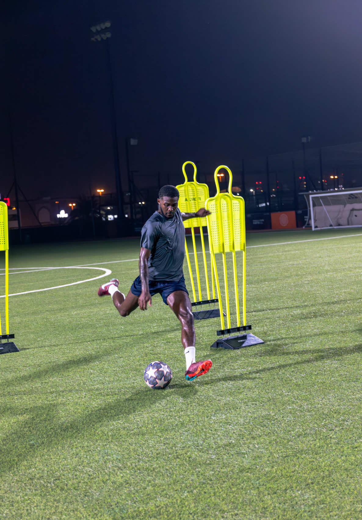 Elite decision-making under pressure 🧠  In this clip, Ainsley Maitland - Niles demonstrates high-level football IQ, scanning just before contact, recognising the keeper’s advanced position, and executing a first-time chip from outside the box with perfect weight and timing 🍟  That same sharpness translated into a composed performance in last night’s win over Lille. Eyes now on a crucial Europa League clash vs Manchester United next week ☔️  #footballtiktok #futebol #football #lyon #lyonnaise #training #baller #personaltrainer #brodiecouzinsfitness 