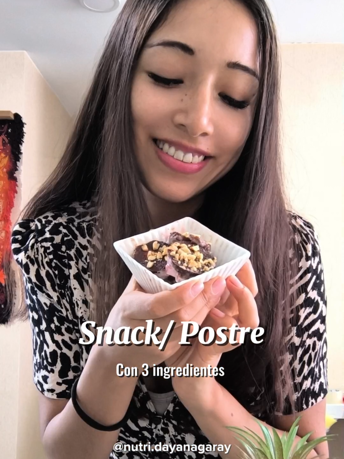 YOGUR BITES 🍓: El snack saludable que amarás 😋 Fácil, rápido y delicioso ✅ A los más peques de la casa les va a encantar🥰 Solo necesitas: ✔️1 taza de fresas ✔️1/4 taza de yogur griego ✔️1 tableta de chocolate 70% cacao Maní picado (opcional) Los ingredientes son para aprox. 15 unidades. Guárdalos en nevera hasta 4/5 días. . . #postressaludables  #snacksaludable #fresasconchocolate #recetasfacilesyrapidas  #snackideas 