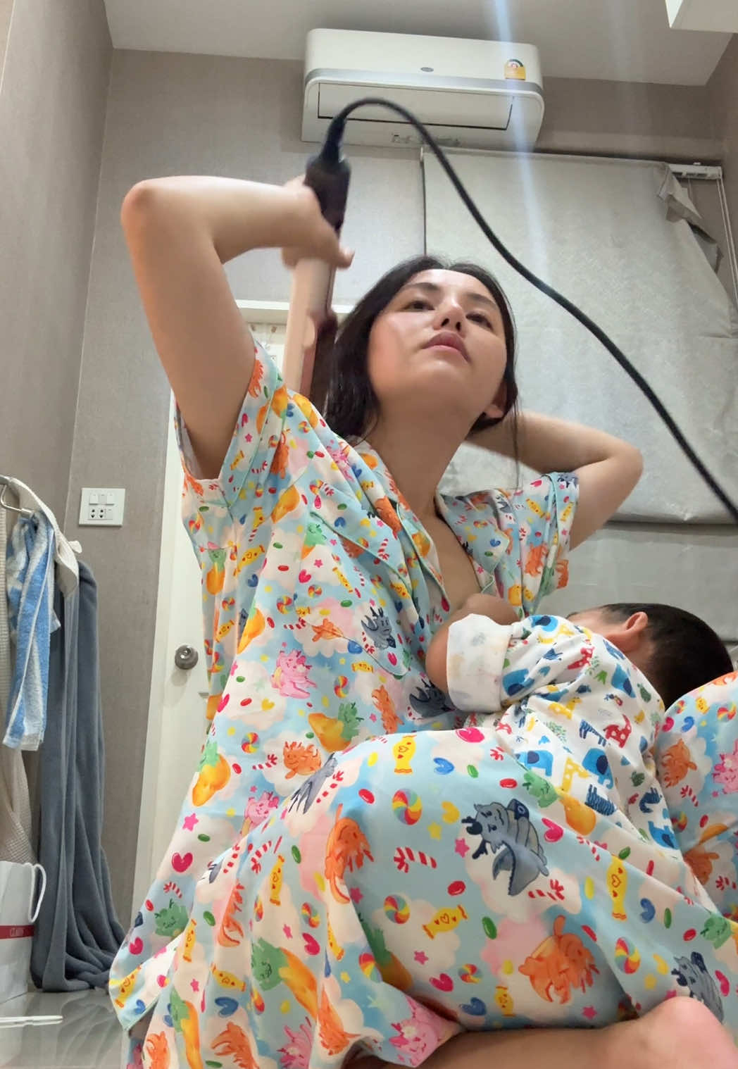 เลิกได้เลยลูก แม่สัญญาจะไม่งอแง แม่พร้อมมากกกกกก *สภาพจริงงงงง ที่ยังให้เต้ามา 1.8 ปีแล้ววว เลี้ยงลูกเองเป็นหลัก คุณยายมาช่วยเลี้ยงด้วย ยังให้เพราะเค้าไม่อยากเลิก ตาปริบๆ อ้อนๆ ใจมันอ่อนนนนนนนน #แม่และเด็ก #นมแม่ #มนุษย์แม่ #แพตตันเองค้าบ #pattondaily 