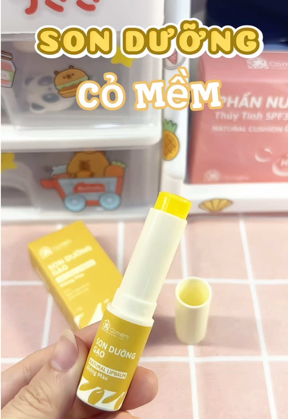 Son Dưỡng Gạo - Cỏ Mềm giúp giảm thâm môi, dưỡng ẩm cho môi. Thành phần thiên nhiên lành tính phù hợp với tất cả mọi người kể cả trẻ nhỏ và mẹ bầu 😘😘 #xuhuong #sonduongcomem #sonduongmoi #comem #sonduongthiennhien 