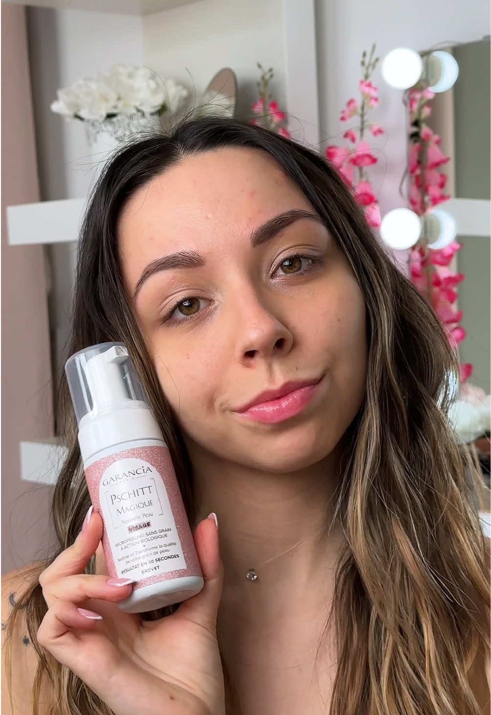 en partenariat avec @Laboratoire Garancia  Cette mousse est magique… et cosmique ! ✨ J’ai testé la nouvelle édition anniversaire “Cosmic” du mythique Pschitt Magique de @garanciabeauty et je comprends enfin pourquoi tout le monde en parle ! Une mousse micropeeling sans grain ni acide de fruits, hyper douce pour la peau et qui donne un effet peau neuve en 30 secondes chrono. Depuis que je l’utilise, mon grain de peau est plus lisse, mon teint plus lumineux et mes petites imperfections s’estompent petit à petit. Formule clean, sensorielle, et surtout efficace : j’adore ! Conseil d’utilisation : 2 pressions sur peau sèche, on laisse poser 30 sec, on rince… et glow assuré. Dispo en pharmacie, parapharmacie et sur garancia-beauty.com #Garancia #GaranciaBeauty #PschittMagique #micropeeling #glowingskin #skincareroutine #ugc #skincare #makeup #gigting #ugcportfolio #ugccreator  