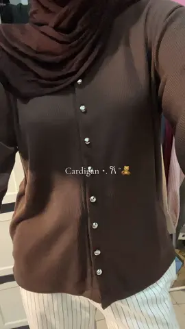 Yang aku pake warna brownies ya! SooOoo cute bgt! Banyak loh warnanyaa ⋆. 𐙚 ˚🧸 #cardigan #cardiganrajut #knit ##atasanwanita #outfitideas  #OOTD #rekomendasioutfit #belilokal #racuntiktok 