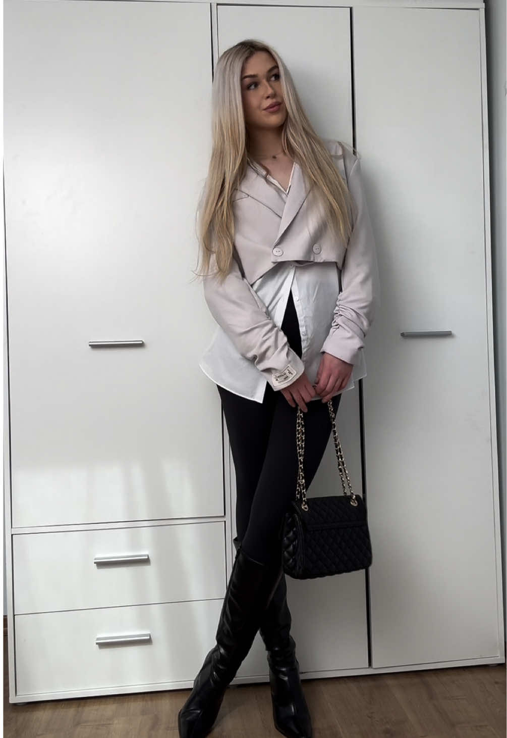 GRWM 🤍 @OLAVOGA  [współpraca] #OOTD #outfit #klasycznastylizacja #classystyle #stylistka #osobistastylistka #howtostyleleggins #szafakapsułowa #capsulewardrobe #osobistastylistka #personalstyle 