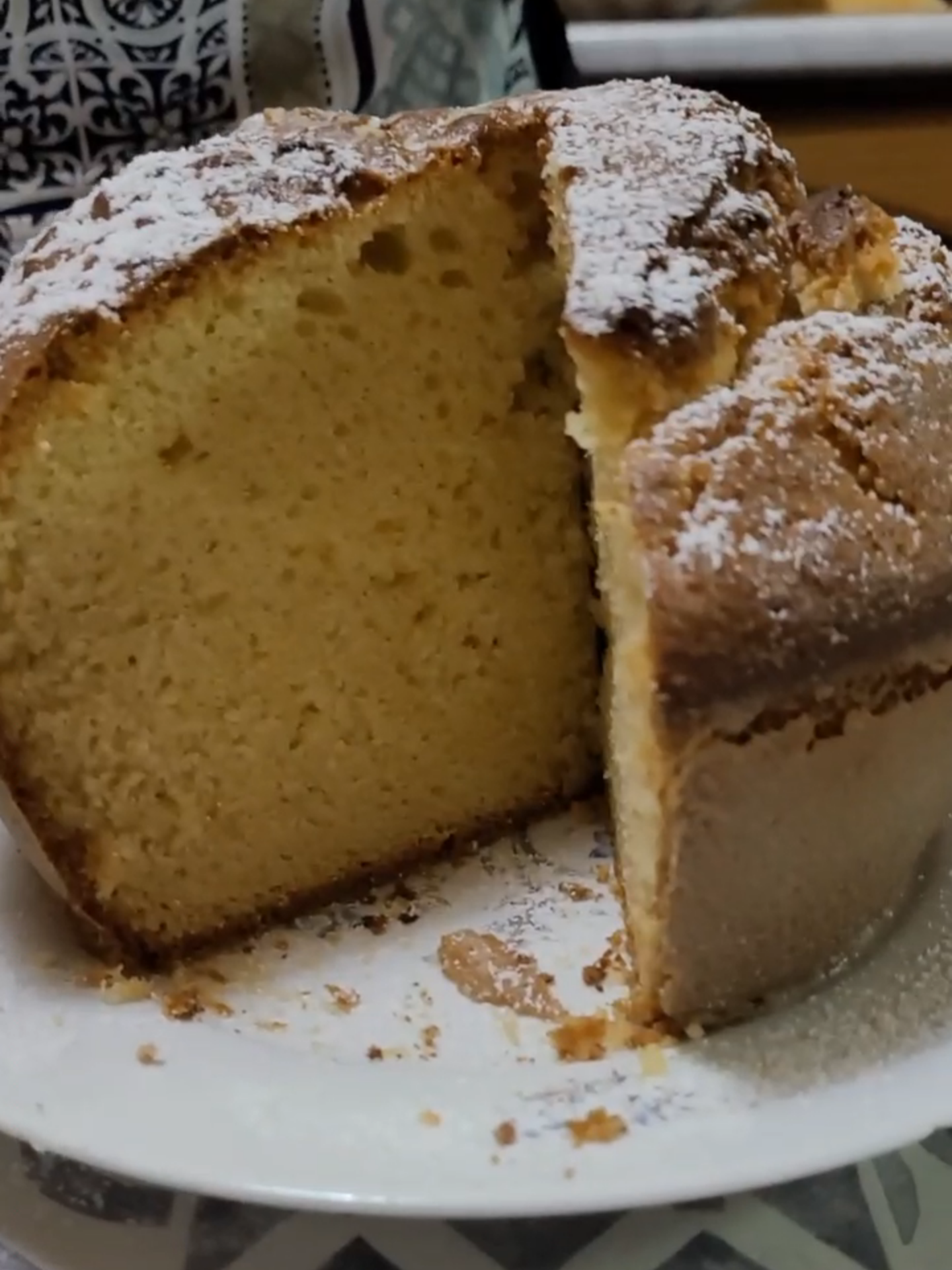 PIZZA DOLCE CONTADINA; ASSOLUTAMENTE DA PROVARE    Ingredienti:   3 uova intere   300g zucchero   1 bicchiere olio di girasole oppure di semi   2 bicchieri di latte   1 bicchiere di liquore cognac   1 limone grande grattugiato non trattato   500g farina 00   1 pizzico di sale   1 bustina lievito x dolci    Stampo 22 larg. 12 alt.       #lacucinadigilda  #gildarella  #cucinafacile  #ricettafacile  #ricetta