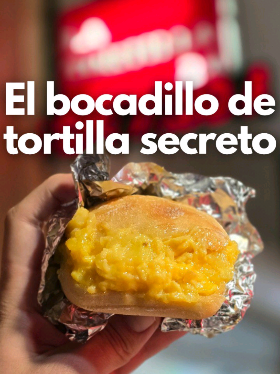 ⬇️ EL MEJOR BOCATA DE TORTILLA DE MADRID  ⬇️ Madrid (y en general España) no destaca especialmente por su oferta de comida callejera. Esos pequeños puestos super especializados en un plato (o muy pocos), que sirven comida para llevar y suelen permitirse ofrecer buenísima calidad a muy buen precio. De vez en cuando me entero de algún sitio de este estilo, pero no abundan (cuando vivía en Londres iba todo el rato en el día a día a sitios de este estilo, la oferta es abrumadora). En este caso la pista me llegó de @rogenriquez con un bocata de tortilla que no me pudo llamar más la atención. Así que de inmediato me dirigí a conocer La Tortilla 2.0, un pequeño agujero (no lo pudo definir mejor Roge) localizado en los bajos de Orense en el que sirven un riquísimo bocata de tortilla. La sirven caliente, poco cuajada, muy jugosa y sin cebolla. A mí me pareció maravilloso. Por un increíble precio, y es que solo cuesta 2.80€ (aunque es pequeño, si vais con hambre necesitaréis dos), tenéis este bocata de tortilla. Pero la oferta no acaba ahí: Tortilla de chorizo, caballa con pimiento rojo y cebolla, atún, huevo duro, lechuga y mahonesa, chorizo ibérico... y los especiales que cuestan 4 euros: lacón, queso de tetilla y pimentón, solomillo con pimientos verdes y bacon con queso. Las bebidas cuestan 1.20 el agua y 1.70 el resto. No esperéis ni mucho menos la mejor tortilla de vuestra vida, pero es de esos lugares que tienen un encanto tan fuerte que enamora.  Eso sí, solo abre de lunes a viernes (lunes a jueves de 7:30 a 15:30 y viernes de 1:30 a 14h). #restaurante #dondecomer #comermadrid #gourmet #cocina #restaurantesmadrid 