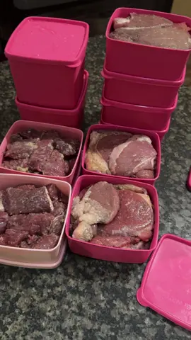 “Pequenos no tamanho, gigantes na praticidade! A linha Jeitosinho da Tupperware é perfeita para levar lanches, armazenar porções individuais e manter tudo fresquinho por muito mais tempo. Compactos, coloridos e versáteis — eles cabem na bolsa, na lancheira e no seu dia a dia!” #tuppurware #tupperwarebrasil #tupperwareoriginal 