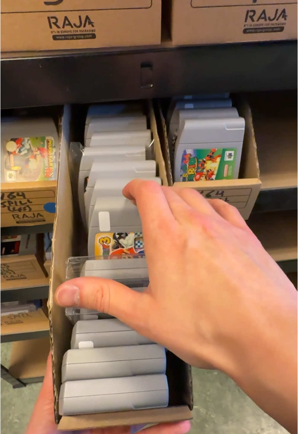 N64 nærmer seg 30 år, og vi kjenner det på nostalgien. I dag har Anders bestilt noen av de mest ikoniske spillene fra barndommen: Super Mario 64, GoldenEye 007 og Lego Racers. Spill som definerte en hel generasjon. I tillegg fikk han med seg Quack Attack til PS1, WRC til PS2 og Skate til PS3. En tidsreise pakket i en eske! #n64 #retrogaming #supermario64 #goldeneye007 #legoracers #playstation1 #ps2 #ps3 #retrogames #nostalgi #gamingnostalgia #retrospillkongen #gamingnostalgia #letspackanorder #norge #retrospill #norgetiktok #packingorders #nostalgi 