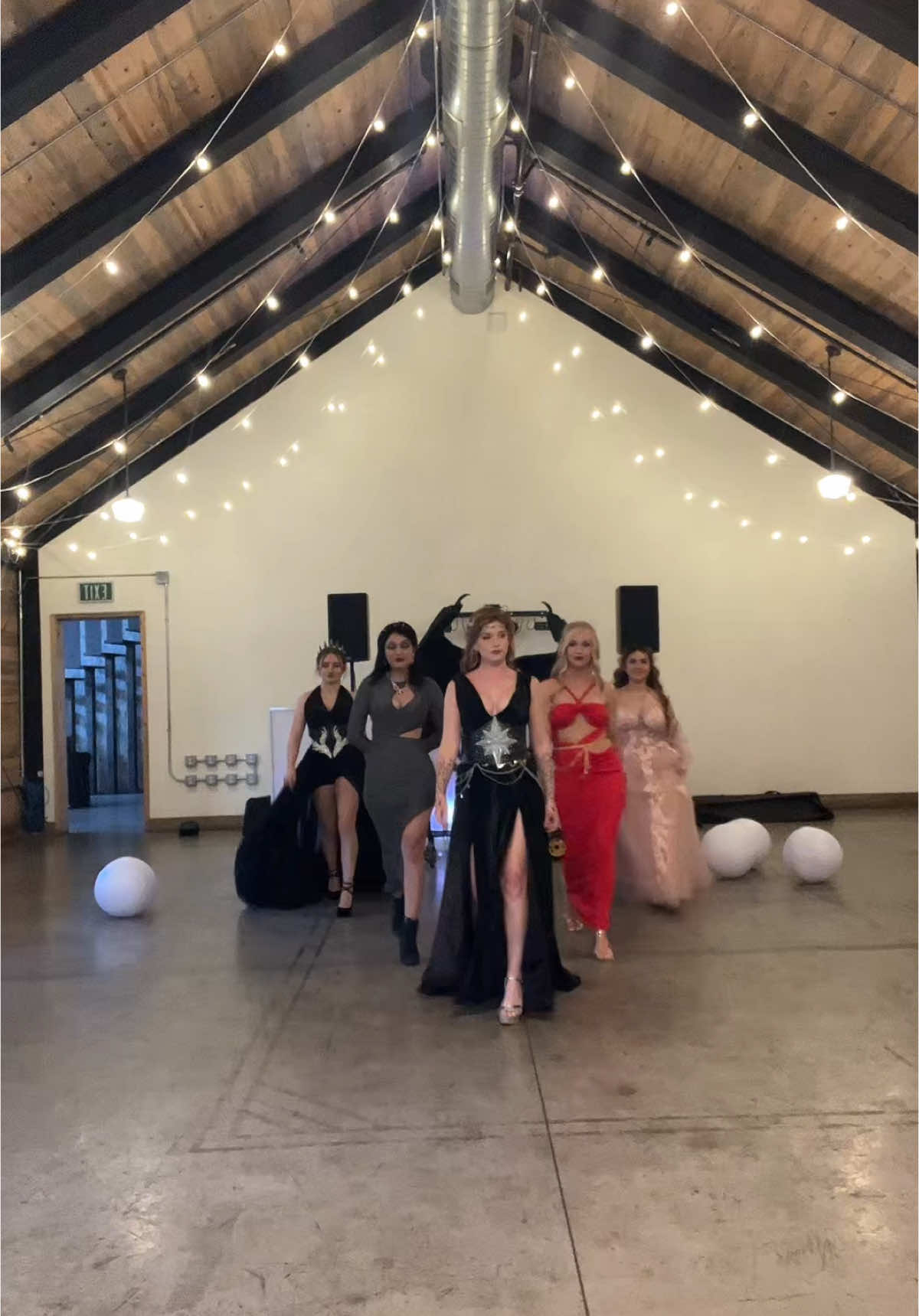 Cassian was the prettiest girl at the party 🤣 • • Nesta: @ren (nesta’s version)  Amren: @overly dramatic jane 🌙  Feyre: @dakotahsgrotto Cassian: @CassianCosplay  Morrigan: @Morri  Elain: @💕 Liz 💕  • • When the squad rolls up to @Enchanted Escapes ball✨🫶 #bookstagram #books #romantasy #fantasy #bookcommunity #sjm #sarahjmaas #bookcosplay #bookseries #nightcourt #acotar #acomaf #acowar #acofas #acosf #innercircle #acotarwomen #nightcourt 