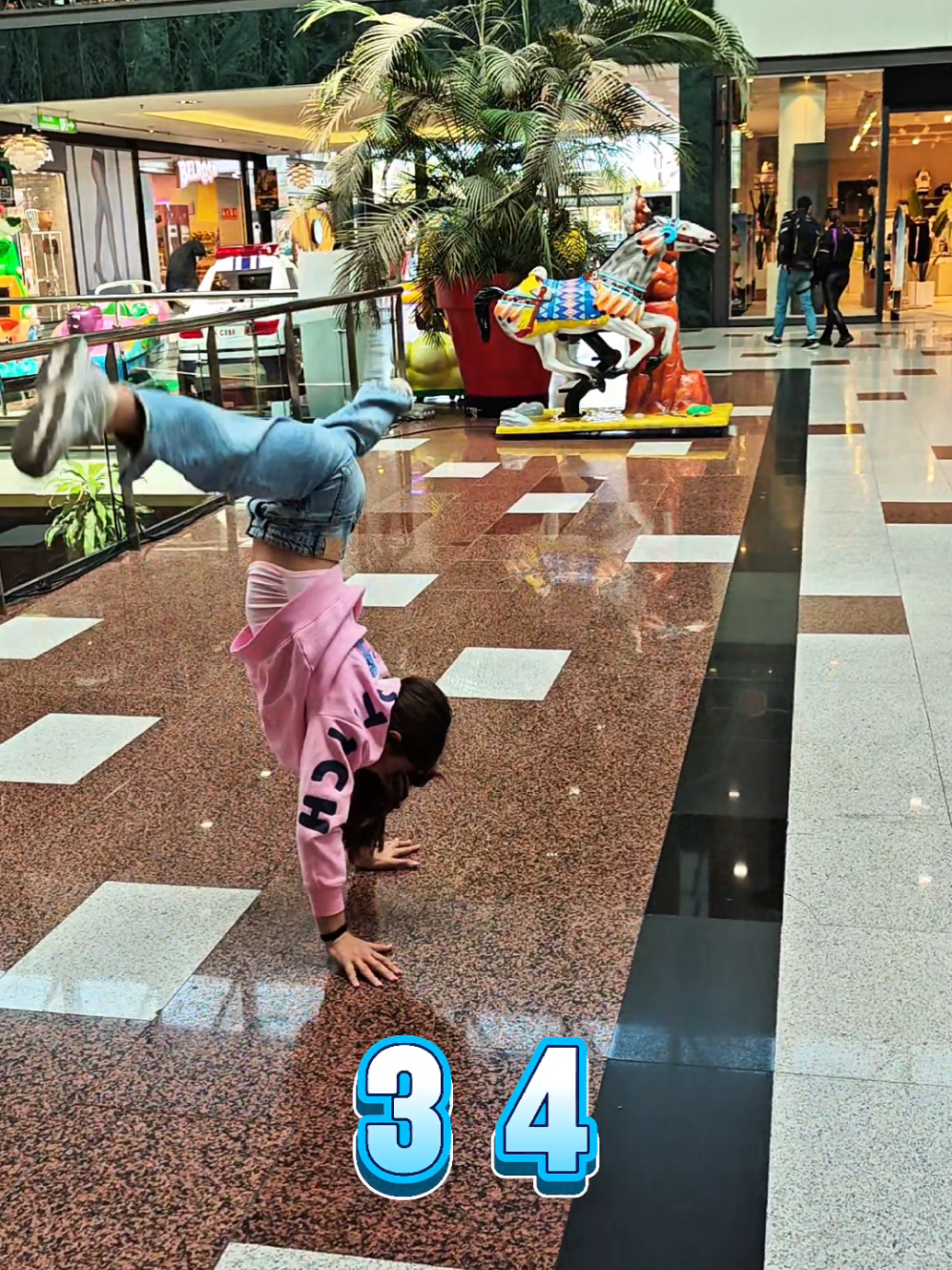 HACIENDO VOLTERETAS 🔥 EN EL CENTRO COMERCIAL 😂😂😂 RETO DE GIMNASIA RÍTMICA ❤️