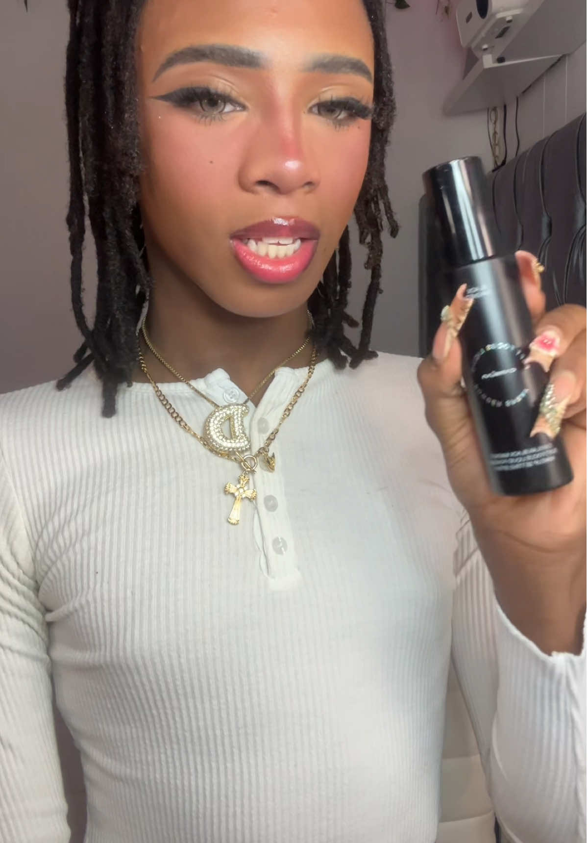 No smudge No shine Just locked in glam that lasts all day @carslan_us @Carslanvn always eats down with their makeup products ##fyp##CARSLAN##makeupreview##settingspray