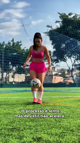 “O processo é lento, mas desistir não acelera.” Nada do que conquistei veio fácil… São mais de 10 anos nas redes sociais…  Não ganhei seguidores do dia pra noite, não foi tudo rápido, e muito menos simples. Foi no esforço, na fé e na insistência.   A real é que muita gente só vê o resultado, mas não faz ideia do corre, das quedas, dos dias que eu quase desisti.   Mas aí eu lembro:   **“Os que esperam no Senhor renovam as forças.”** (Isaías 40:31)   E sigo. Porque quem confia em Deus entende que o tempo dEle é diferente do nosso — e é sempre perfeito.   Desistir não resolve. Só te impede de viver o que Deus preparou.   Então vai no seu tempo, do seu jeito, com fé. Porque quem planta com paciência, colhe com propósito. #ConfiaNoProcesso #FéQueSegue #DeusNoComando #Isaías4031 #NãoDesista #criadorporesporte 