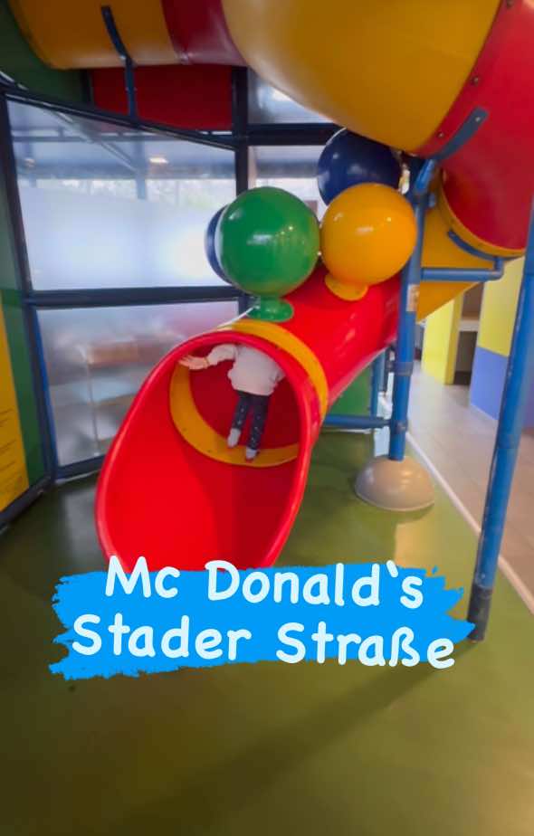 Ein McDonald's mit Nostalgie-Faktor! 🍔🎉 Wir haben ganz zufällig den McDonald's in der Stader Straße in Hamburg entdeckt – und waren sofort begeistert! Schon vom Parkplatz aus haben wir das große Indoor-Spielzimmer gesehen und mussten direkt reinschauen.   🔹 Rutsche, Kriechtunnel & jede Menge Spaß - wie früher in den 90ern!   🔹 Perfekt für Familien mit Kindern – Essen & Spielen an einem Ort.   🔹 Mal was anderes als der typische McDonald's-Besuch.   Wir kannten das so nicht und waren echt überrascht, wie cool das für die Kleinen (und Großen 😄) ist. Kennt ihr noch diese McDonald’s-Spielbereiche von früher? Schreibt es in die Kommentare!   📌 Adresse: Stader Str. 200, 21075 Hamburg  _________________________________ #mcdonalds #Familie #kinder #eltern #hamburg #harburg #indoor #spielplatz #happy #90er #gratis 