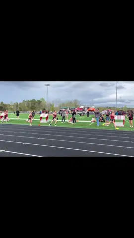 5:37 1600, 2:40 800, 4x4 #Running #track #trackandfield #runtok #rungirl #juniorseason #runner #runnersofitiktok #outdoortrack @Tessarakes@hotmail 