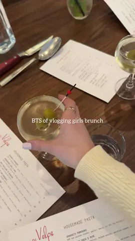 “Jackie its a marinara pizza theres nothing great about it” true  #girlsbrunch #girls #brunch #martini #girlfriends #femalefriendship #female #italian #chicagoitalian 