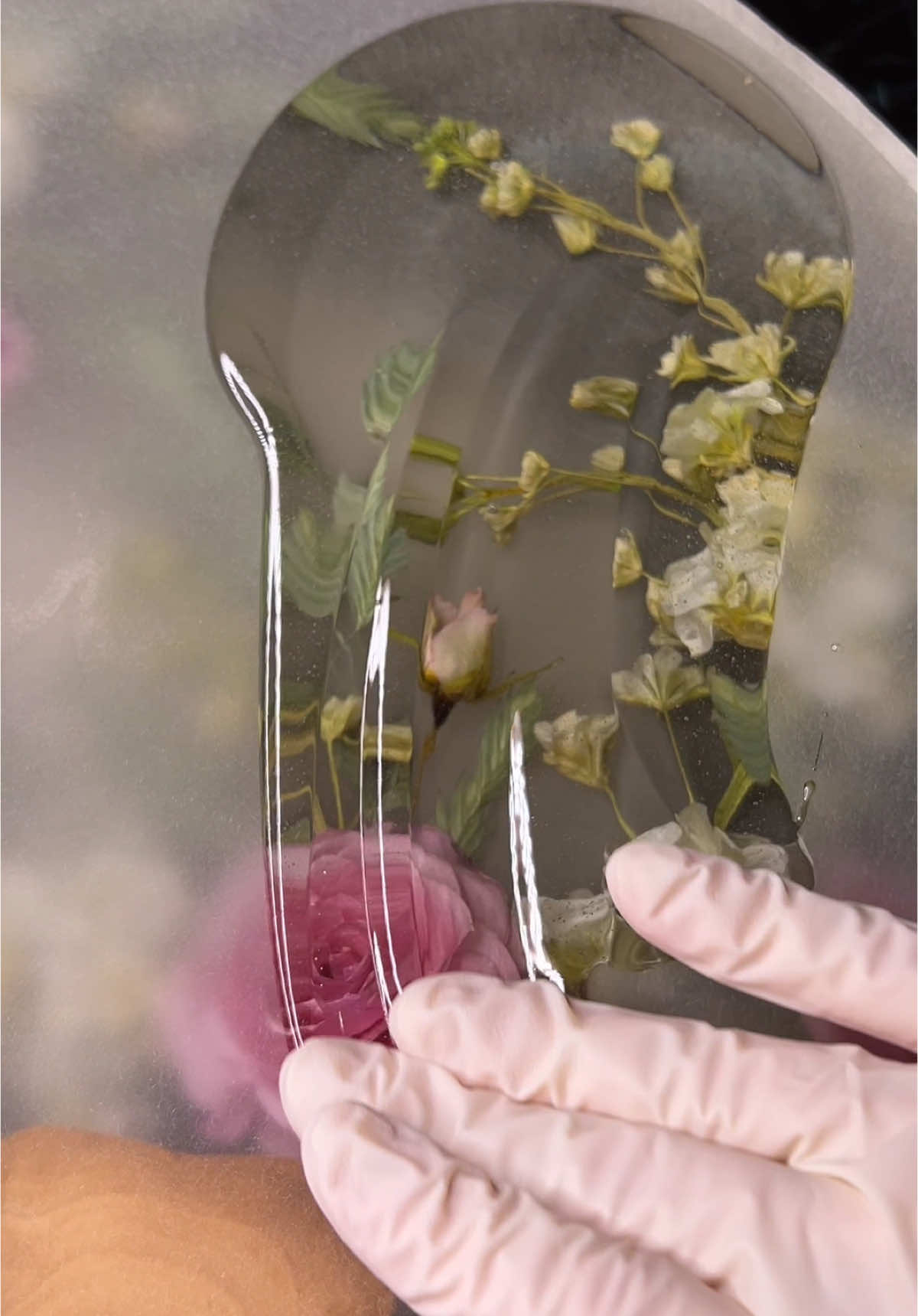 From raw wood to dreamy elegance — watch the full process of creating this 35 cm resin table with olive wood and a delicate blend of pink roses, white matthiola, and soft grasses. The final result is pure magic!  #epoxyart #resintable #epoxyresin #resinprocess #handmadewithlove #woodandresin #resindesign #floralart #homedecor #interiordesign #crafttok #asmrwoodworking #resinlove #tablescape #viralcrafts #florestalab #resinartist #flowerart 