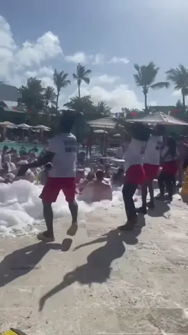 Party piscine 🌴🦎 @Senator Puerto Plata Hotel  #hotel #party #mousse #bubble #piscine #sud 