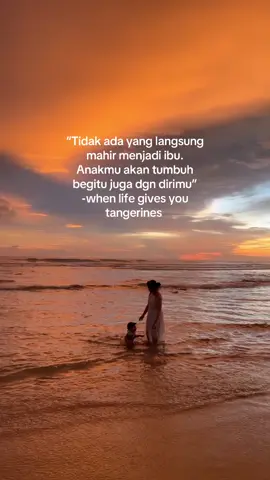 Anak pertama bener bener ngajarin kita banyak hal, yuk kita sama sama bertumbuh ya nak 🤍✨🌊 #sunset #pantai #whenlifegivesyoutangerines 