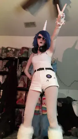 Coolest ponies in town tbh Rainbow Dash: @elowen☀︎  #djpon3 #djpon3cosplay #vinylscratch #vinylscratchcosplay #mlp #mlpcosplay #cosplay #missjunebuggie 