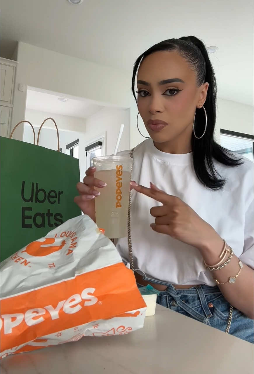 When your bag matches your meal 🥪🥒 I’m salivating over the new pickle menu at @Popeyes exclusively on @Uber Eats #ubereatspartner