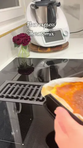 Flan pâtissier express  Ingrédients : - Crème à flan    - 750 g de lait entier ou lait demi écrémé    - 250 g de crème liquide à 30% MG   - 1 gousse de vanille égrenée ou vanille liquide    - 150 g d'œufs entiers environ 3 œufs    - 60 g de jaunes d'œufs environ 2 jaunes    - 200 g de sucre   - 80 g de maïzena Instructions : 1. Préparation de la crème :    - Dans le bol du Thermomix, peser et ajouter tous les ingrédients.    - Faire cuire pendant 10 minutes à 98°C, vitesse 2,5    - A la fin de la cuisson mixer vitesse 9 pendant 15 secondes  2. Montage :    - Une fois la cuisson terminée, déverser le mélange sur une pâte feuilletée 3. Cuisson :    - Enfourner à 170°C pendant 50 min. 4. Repos :    - Laisser refroidir, puis mettre au frais pendant au moins 6 heures avant de déguster. Bon appétit ! 🥰 #flanpatissier #flan #tm7 #recettethermomix #thermomix #recettefacile #viral #foryou 