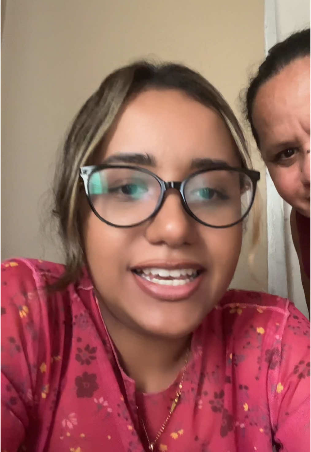 Vou contar uma fofoca gospel, faz anos essa história mais acho cômico e bizarro kkkk vim até descabelada contar o babado. #gospel #igrejasevangélicas #fofocalizando #PioresSituaçõesSemArCondicionado 