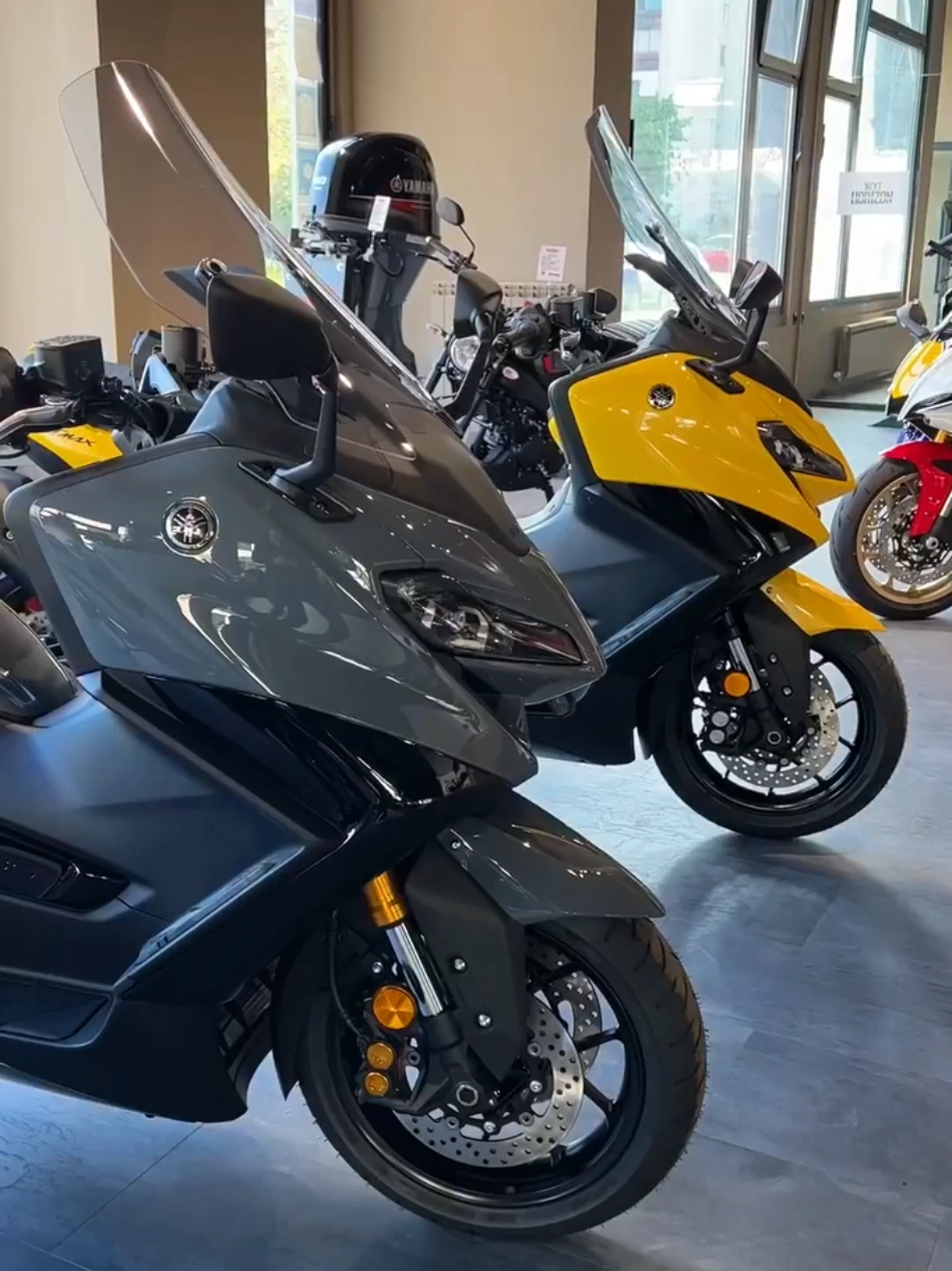 If you were given a choice between gray and yellow What is better gray and yellow?💛🩶إذا أعطيت لك الخيار بين اللون الرمادي والأصفر ما هو الأفضل بين اللون الرمادي والأصفر؟🩶💛 . #tmax #tmax530 #tmax560 #tmaxyamaha #yamaha  #yamahatmax530  #yamahatmax560 #morocco #tunisia #libya #italy #algeria 