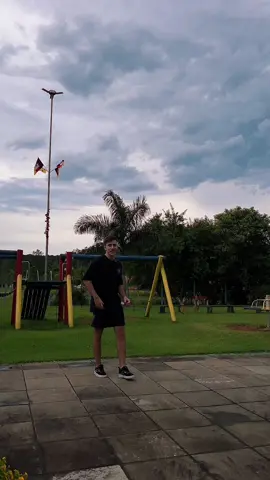 Seu conteúdo merece mais que um tripé comum. Conheça o suporte que pensa por você.