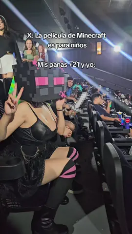 Ahora fuimos poquitos :(  Enderman: @kar_ma.br Creeper: @Miike lopez  Esqueleto: @Clau_cy1  #cinepolis #cosplay #Minecraft 