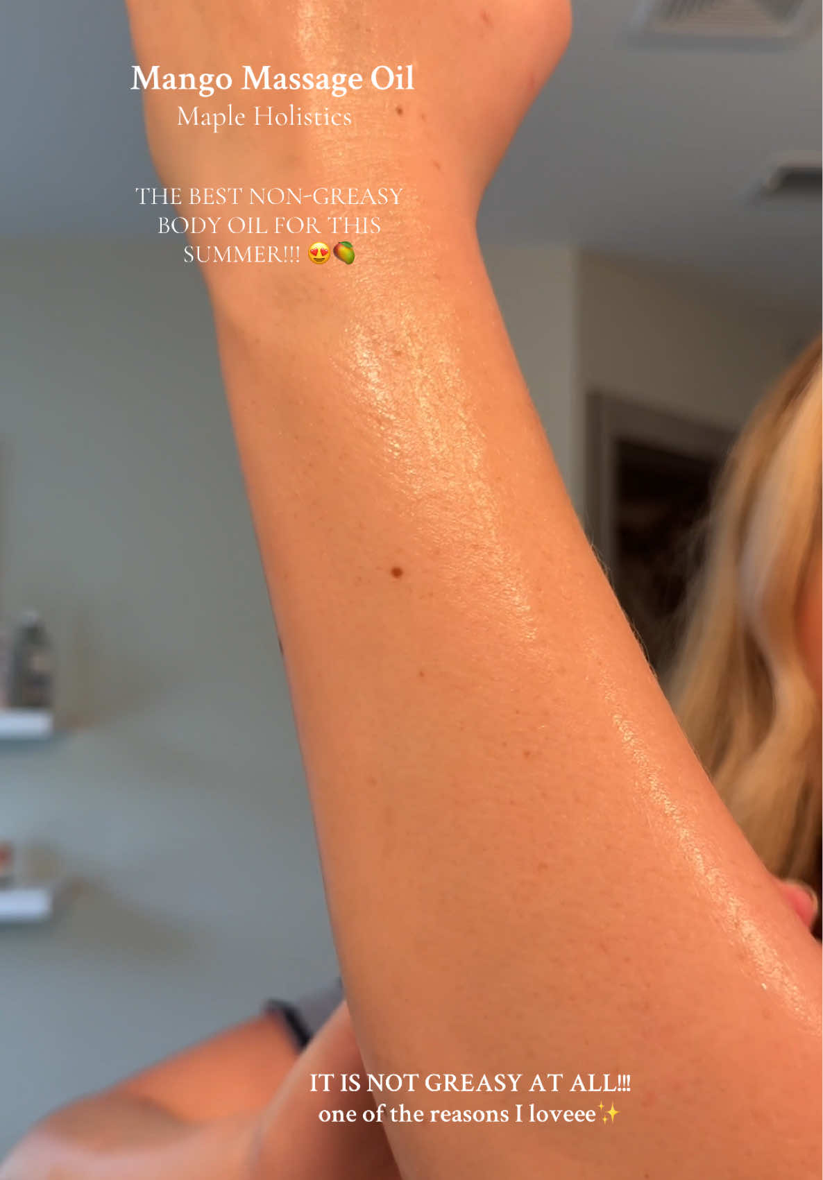 y’all this is the best body oil to give you that non-greasy GLOW for summer 😍🥭✨ @Maple Holistics  #mapleholistics #amazonfinds #bodyoil #massageoil #summerglow #CapCut 