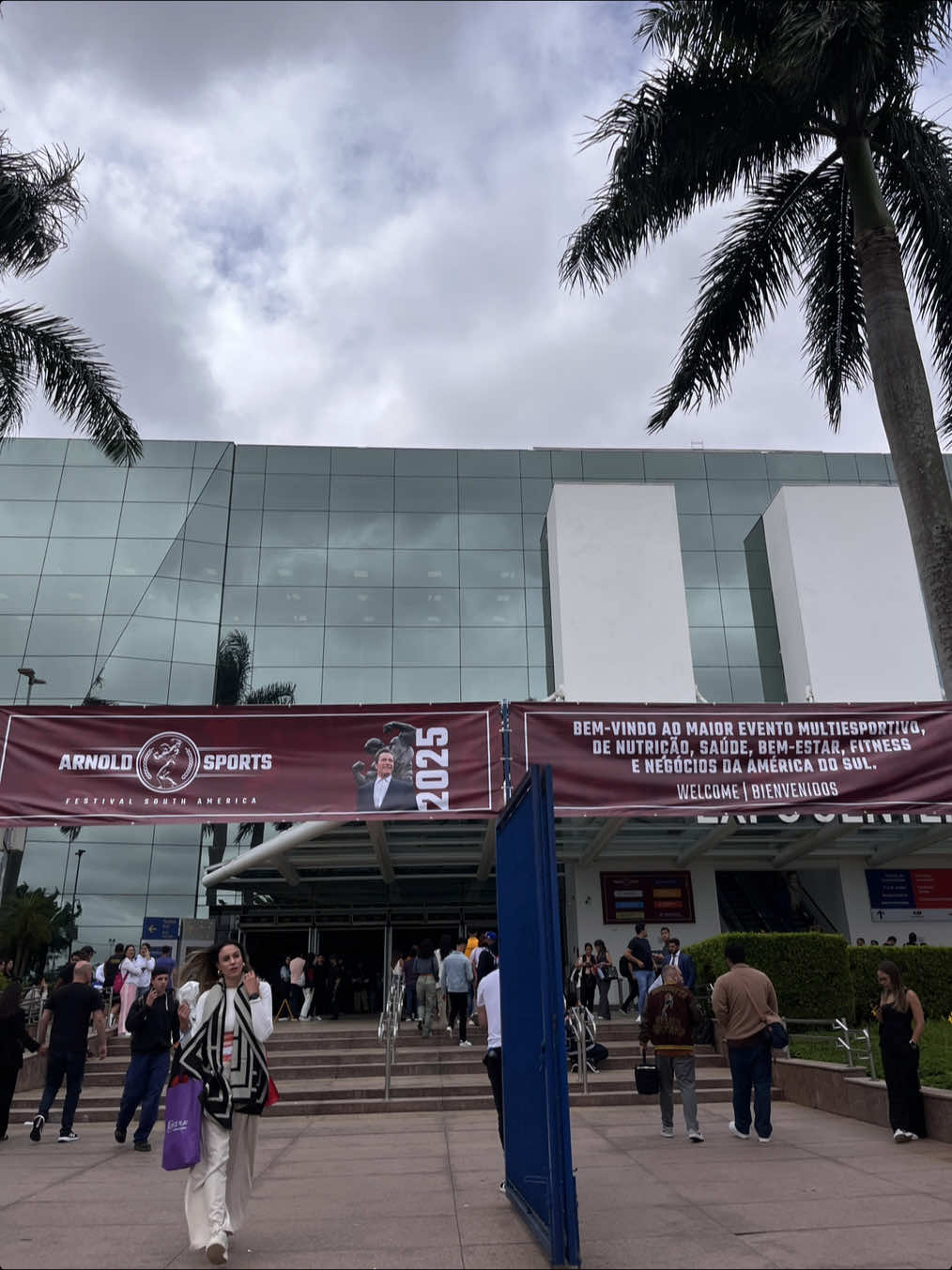 Tour do 2º dia de Arnold com a gente @allveszni 💪🏼🫶🏻 #arnoldclassic #arnoldsouthamerica #gym 