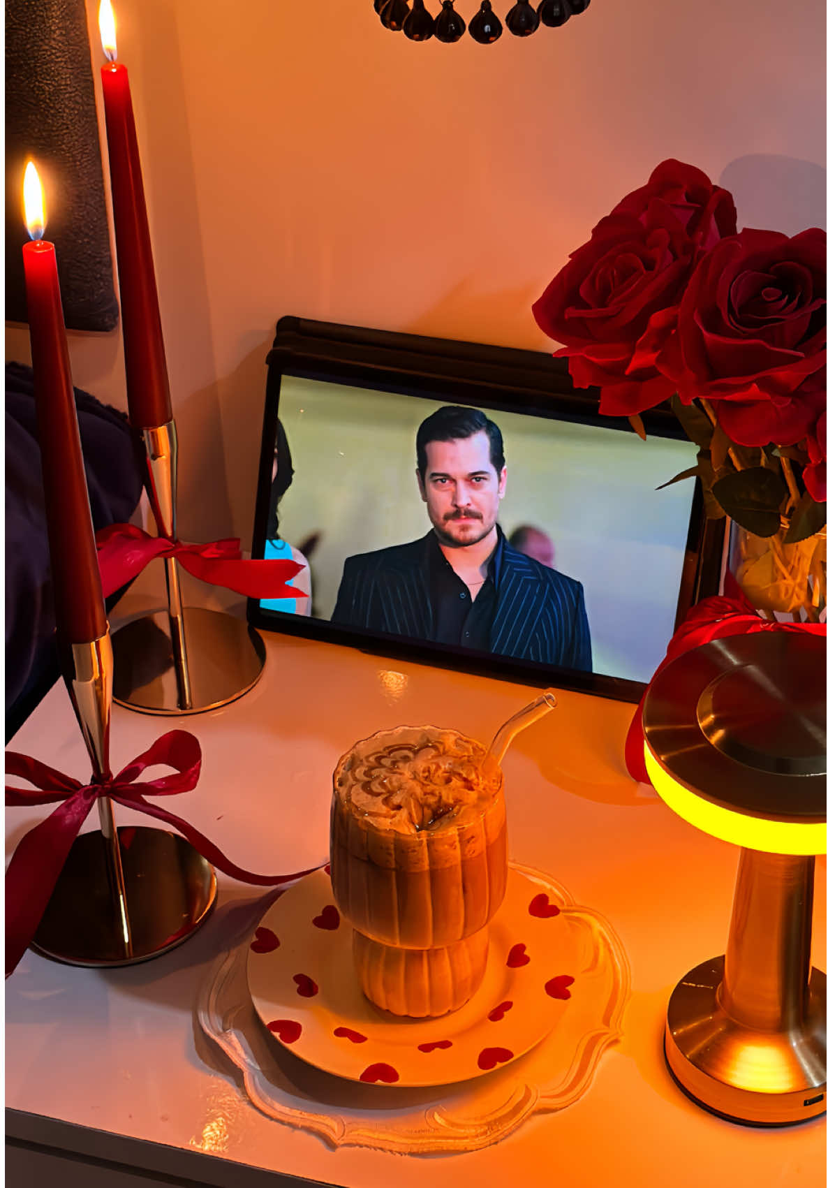 يتعافى المرء بلحضاتهِ الهادئة♥️🕯️✨ #icedcoffee #coffee #coffeetiktok #your_coffee #آيس_كوفي #اجواء_خيالية #حلم_اشرف #مسلسل_حلم_اشرف #شاتاي_اولسوي #