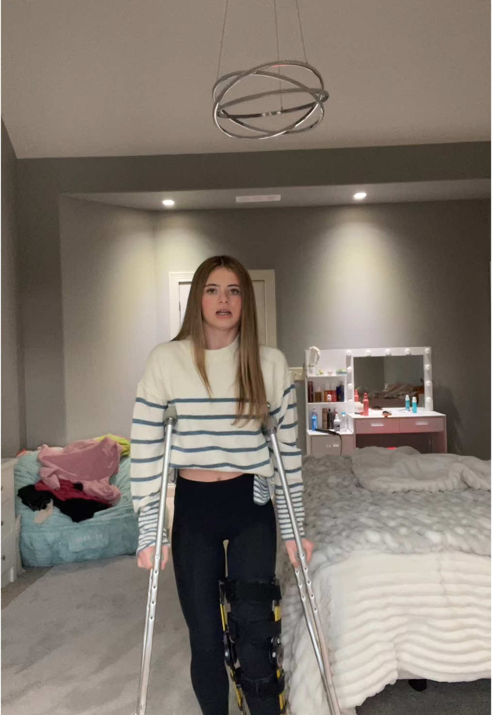 knee brace + crutches😵‍💫