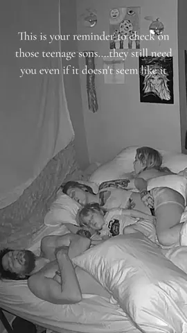 He's still my baby🥹 Can't remember the last time he wanted to lay with me, I didn't even know it was him at first🥺 #teenager #family 