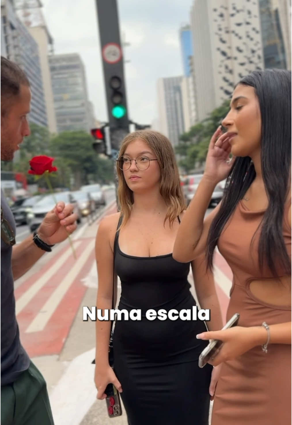 Nenhuma mulher resiste! 🔥 Esse perfume de feromônios te deixa único. 🥵 Link na bio! 👊 Siga @attracione.men e faça parte dos 1%. 🥷 #perfumemasculino #homemcheiroso #exclusivo