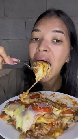 Comendo lasanha 😋