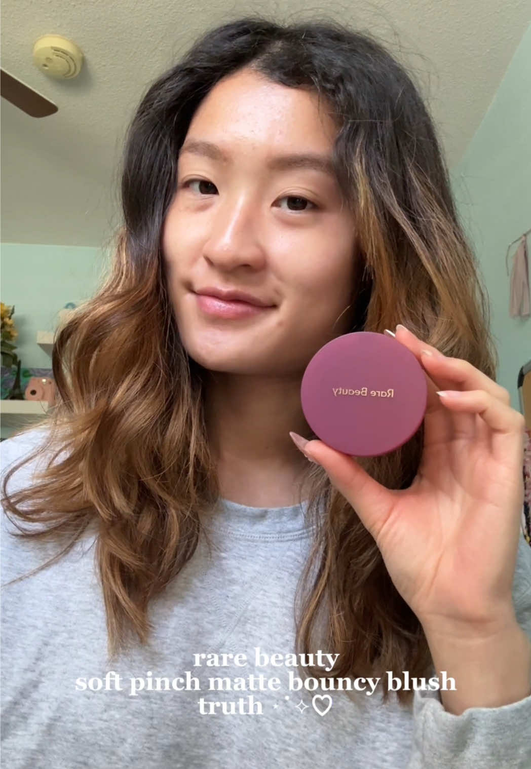 the formula of this blush is perfection 🤌✨ it’s really pigmented, but it blends in so nicely 🤩 @Rare Beauty never misses 🤧 #rarebeauty #rarebeautyblush #softpinchmattebouncyblush #blush #matteblush #makeup #beauty 