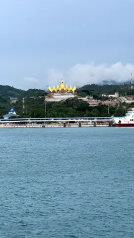 Hal yg paling mengharukan bagi perantau asal lampung adalah ketika menara siger terlihat semakin jauh dari kapal feri yg kita tumpangi 🥹🥲 #lampung #lampungselatan #menarasiger #menarasigerlampung #menarasigerbakauheni #pelabuhanbakauheni 