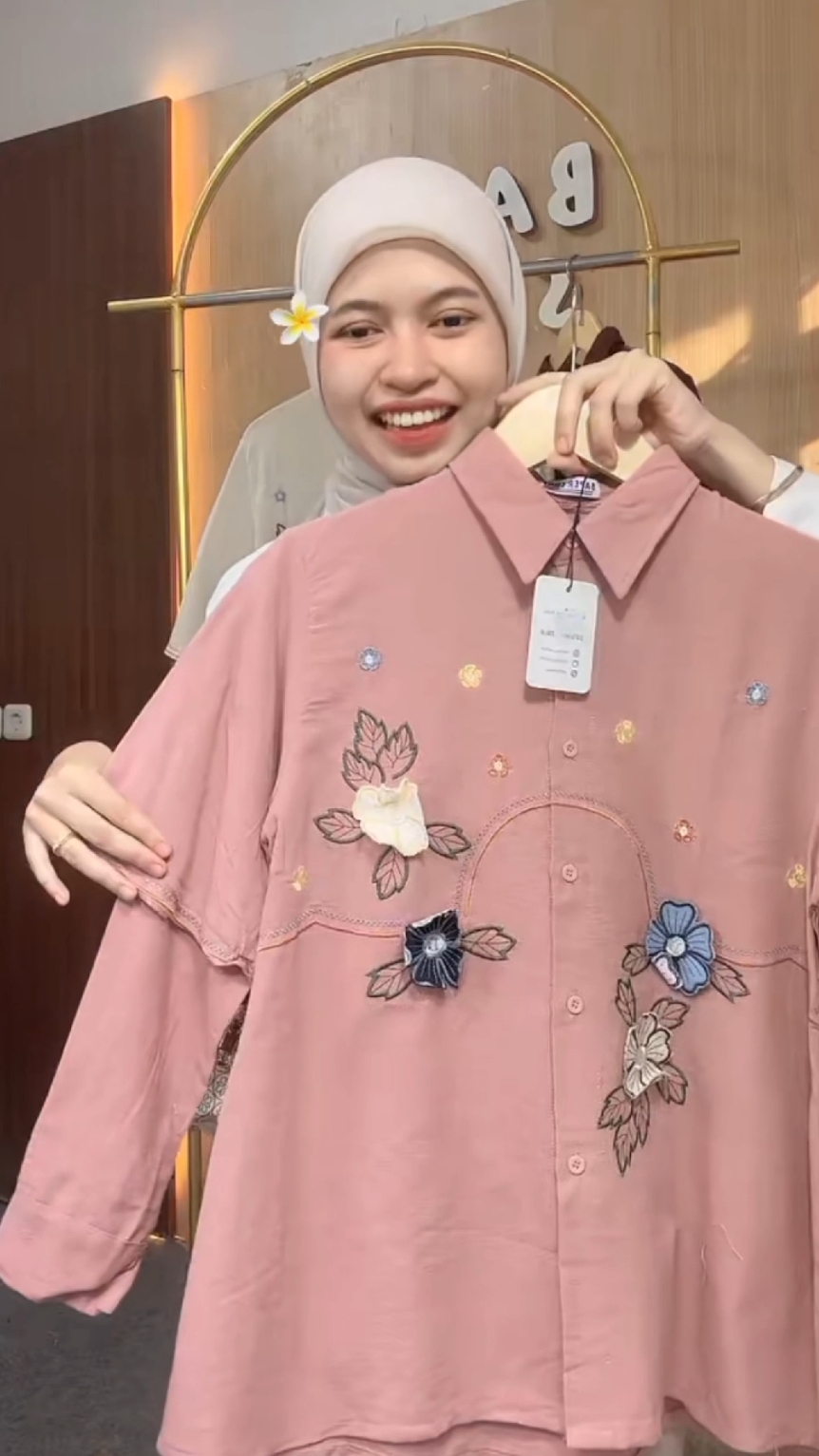 KUSUMA LINEN SHIRT WANITA #atasanwanitakekinian #tunikwanitakekinian #blousecewekcantik #bajucewekkekinian #pakaianwanitakekinian #trending #fypシ゚viral #fyp 