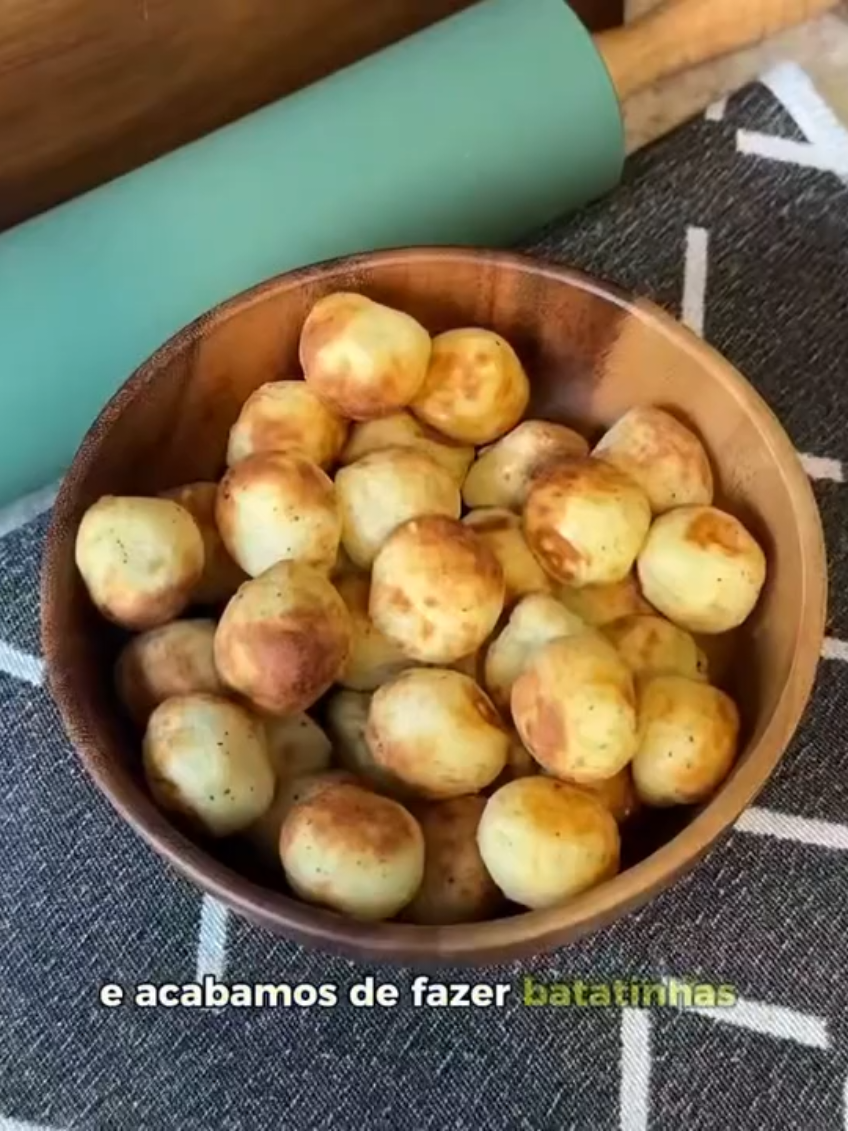 Bolinhas de Batata Assadas  Créditos: patytorresrj ✤ INGREDIENTES: - 200g (2 xícaras) de batatas cozidas e amassadas (em torno de 4 batatas médias) - 2 colheres (sopa) de azeite - sal e temperos à gosto  - 1⁄2 xícara de amido de milho (ou a farinha que preferir) ✤ TEMPO DE FORNO: Airfryer a 200 graus por cerca de 8 minutos ou forno por 30 minutos até ficarem douradas. #airfryer #receitasimples #receita #batata #bolo #tik_tok 