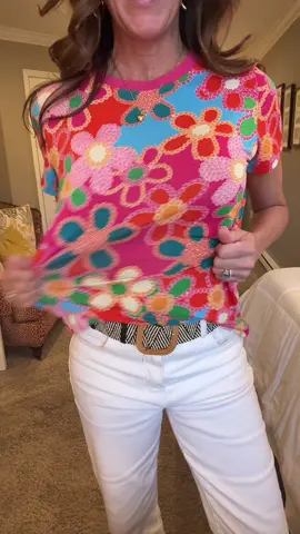 This stretchy T-shirt has a great floral Boho style. #bohostyle #boho #tshirt #tshirts #tshirtstyle #cutetop #cutetops #springfashion #SummerFashion #floraltop #tiktokshopcreatorpicks #tiktokshopspringglowup #spotlightfinds #ttsfashionfam 