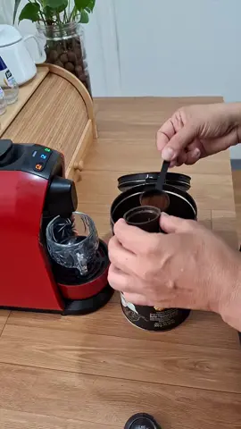 Com essa cápsula reutilizável da 3 Corações eu tô me sentindo a própria barista do Café Fim do Mês Pego o café mais baratinho, coloco na cápsula e ainda finjo que é gourmet. Sustentável? Sim. Iludida? Também. Mas com cafeína no sangue, tá tudo certo! #CaféDaRiquezaComPreçoDePobreza #CápsulaReutilizável #3Corações #BaristaDeMentirinha #CaféRaiz #DebocheMatinal #EconomiaCriativa #CaféComEstilo 