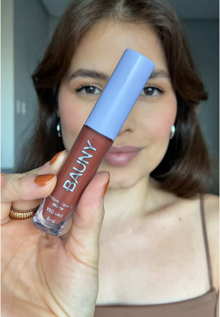 Tô adorando esse batom que apesar de ser líquido matte, não deixa os lábios com aspecto ressecados. É a cor 110 da @Bauny  #batom #bauny #batomliquido #batommatte #maquiagem 